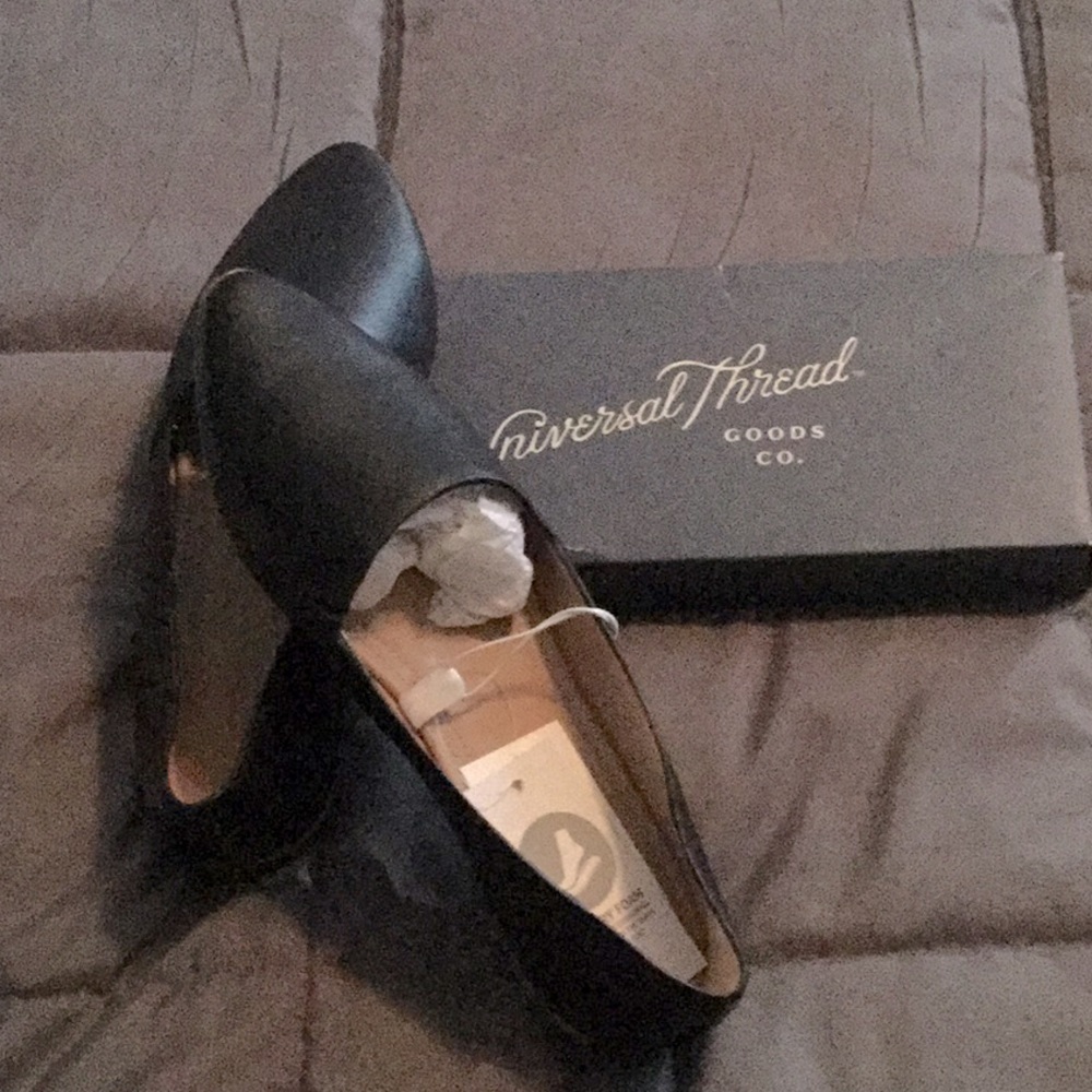 Pointed toe black flats